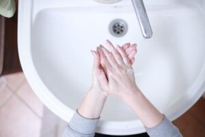 Vana s dveřmi cena: Moderní a praktické řešení pro koupelnu