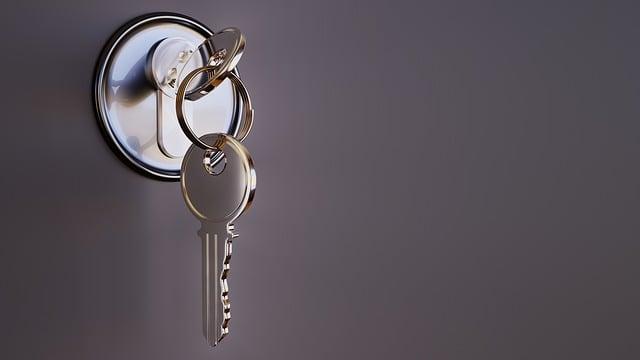 Jak otevřít zabouchnuté dveře s klíčem v zámku: Bezpečné metody