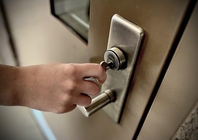 3. Metody odemykání dveří ​bez použití klíče: jak ‍je využít?