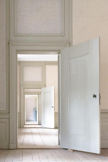 Jak využít staré dveře jako dekorativní prvek v interiéru