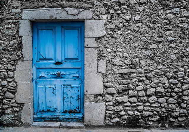 8. Jaké barvy dveří jsou‍ nejsnadněji udržovatelné a odolné vůči poškrábání a otěru