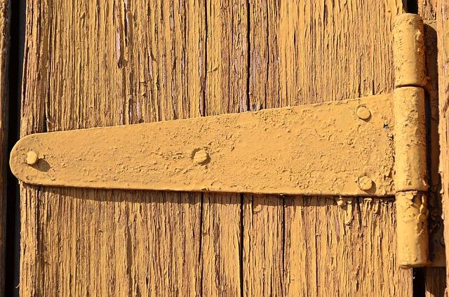 3. Různé typy dveřních závěsů vhodné pro ocelové zárubně: Volba podle funkčnosti a designu