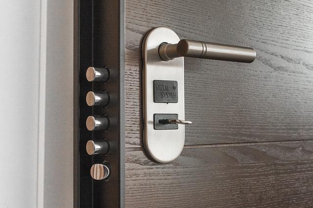Ověřený výrobce a kvalitní ‌materiály: Jak vybrat nejlepší bezpečnostní vchodové ‍dveře ​do ⁣bytu
