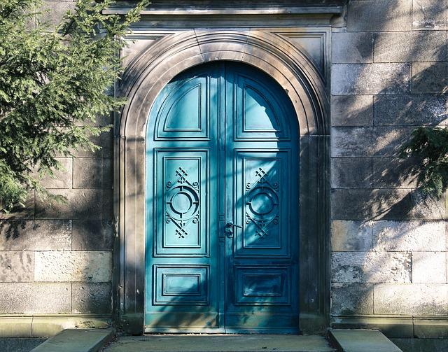 Výběr správného designu portálových dveří pro váš dům