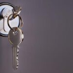 Klika cvakla, dveře letí – Táta vchází do dveří! Co dělat v případě nouze?