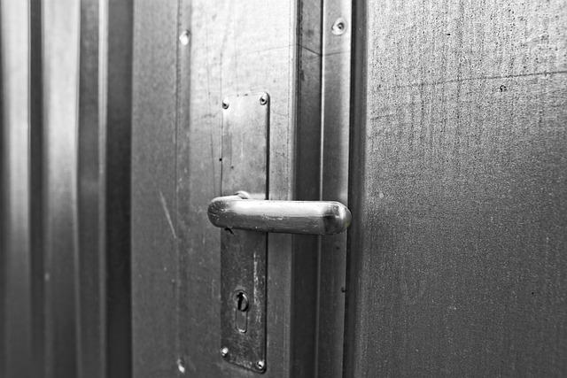 Bezpečnostní klika uzamykatelná klíčem pro okna – Ochrana před nežádoucími návštěvami
